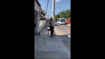 Colombiana gostosa aceita transar com desconhecido pela porta dos fundos