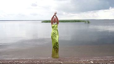 Dança sensual da linda sereia com muito tesão e paixão