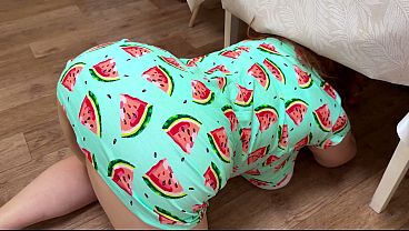 Madrasta Se Curva Embaixo Da Mesa E Leva Pau Do Enteado Na Bunda
