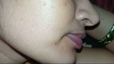 Minha primeira vez anal doeu muito, meu meio-irmão me beijou e chupou
