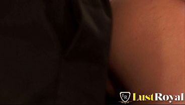 Nikol Sweet com peitos naturais faz anal com homem maduro