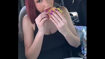 A Coroa Italiana Artemisia Ama Comer No Carro