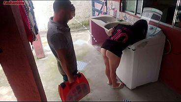 A Dona De Casa Paga O Consertador De Máquinas Com Seu Traseiro Enquanto O Marido Está Fora