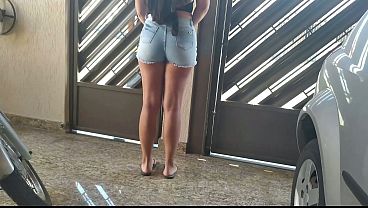 A Mulher Do Meu Vizinho É Muito Gostosa E Usa Shorts Curtinho, Ela Dá Pra Todo Mundo Ver