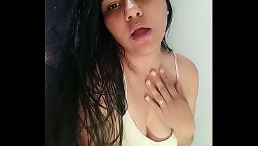 Allison Vega faz strip-tease com short jeans e camisa curta