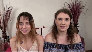 Amadoras desesperadas têm suas bucetas apertadas fodidas por Lana Smalls e amigos