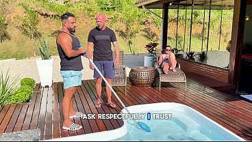 Comi A Esposa Do Meu Chefe Que Se Exibiu Tomando Sol