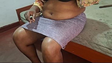 Coroa Bunduda Com Peitos Grandes Fica Tímida Na Câmera, Você Gosta?