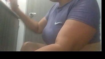 Coroa Se Masturba Toda Molhada Enquanto Está Sozinha Em Casa