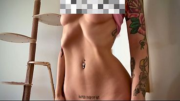 Deusa Linda E Tatuada Mexe As Costelas Com Corpo Magro E Nu
