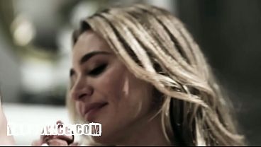 Ella Reese Coloca As Mãos Em Suas Próprias Curvas