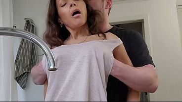 Esposa Excitada É Fodida Na Cozinha Enquanto Lava A Louça