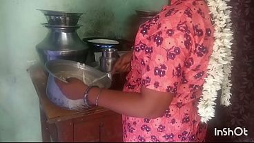 Esposa Indiana E Tio Se Pegam Na Cozinha Da Casa