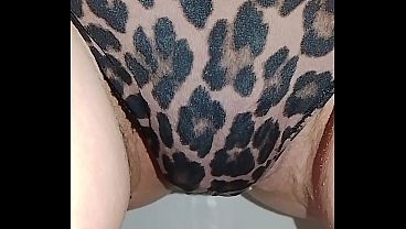 Gata Sensual Usa Perizoma De Oncinha E Mostra Tudo