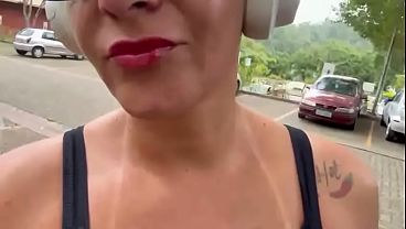 Gordinha peluda faz anal sozinha divertida no parque arborizado