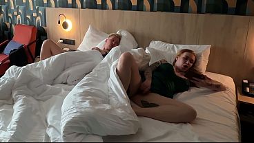 Madrasta Leva Gozada No Rosto Do Enteado No Hotel Em Cama Compartilhada