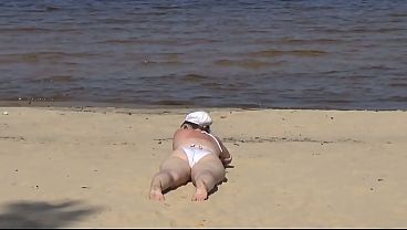 Mãezinha Ágil Se Diverte Com Garotos Na Praia
