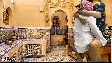 Marido Da Arábia Saudita E Esposa Iraniana Transam Na Cozinha