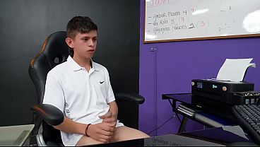 Meu Chefe Safado Me Pega Masturbando Na Sua Mesa   Paul