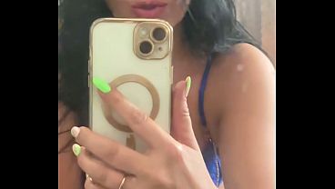 Mulher Se Olha No Espelho Azul E Molha Com Gozada