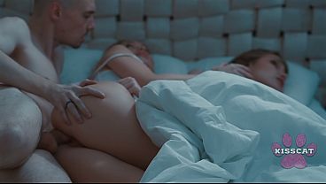 Padrasto fode e goza dentro da enteada Jessie Ames na cama