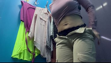 Provador. Câmera Mostra. Garota Russa Com Peitos Grandes E Mamilos Trocando Roupa