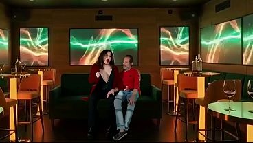 Quando o karaokê esvaziou, fiz punheta no gerente na frente da esposa
